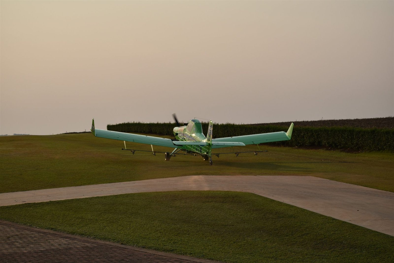 Aeronave agrícola FSA posicionada na base operacional