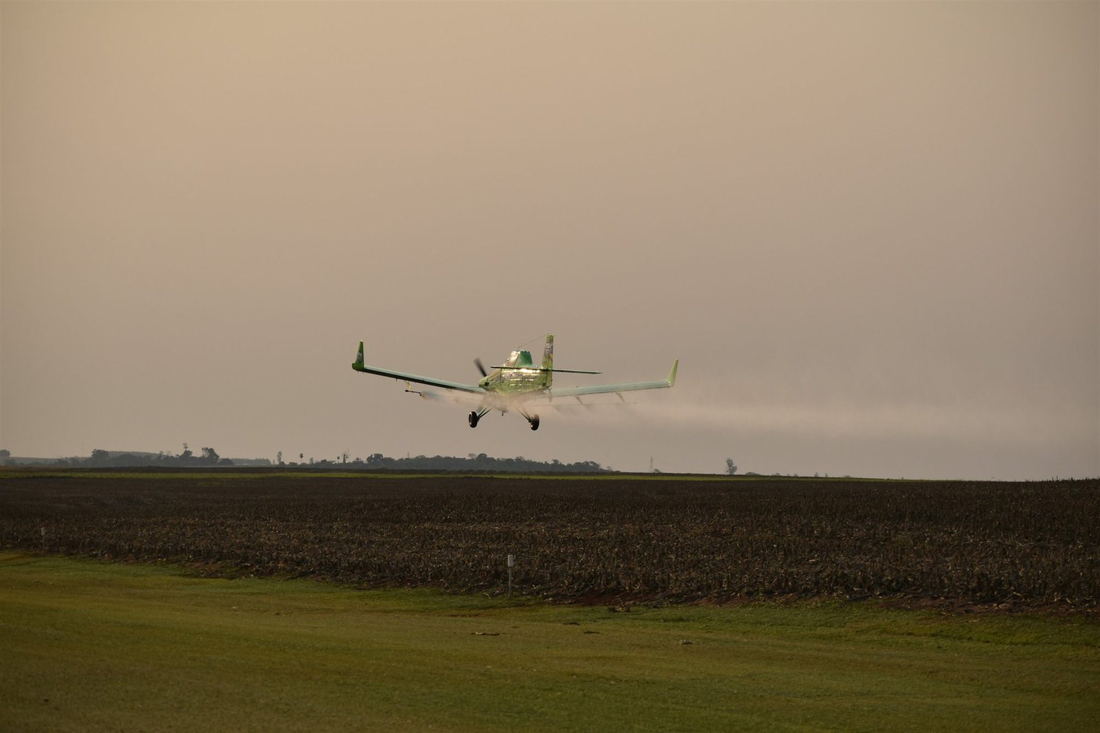 Aeronave agrícola em operação